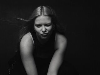 naughty camgirl masturbating with vibrator AngellaMaulin