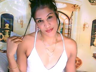 camwhore shaved pussy AzzyGreene