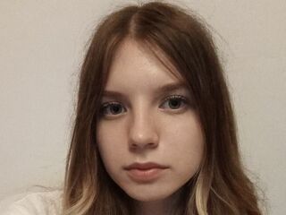 camgirl fingering shaved pussy ChloeFruye