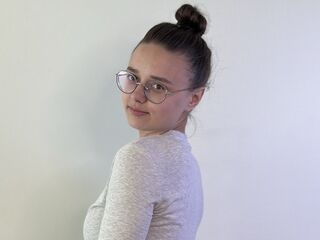 camslut showing tits LarraineKaber