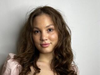 camslut showing tits RegenaCrichlow
