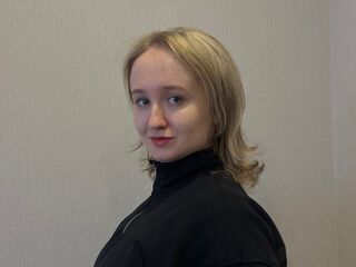 naughty cam girl fingering shaved pussy SuzannKernes