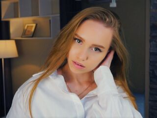 cam girl playing with vibrator WilonaFurr